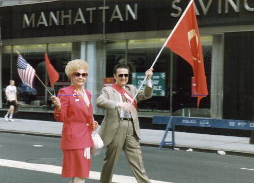 Edward et Mary Tashji, côte à côte, marchant lors du défilé de la Journée turco-américaine à Manhattan, New York