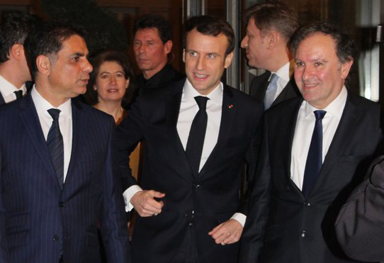 Ara Toranian et Mourad Papazian, co-présidents du Conseil de coordination des organisations arméniennes de France avec Emmanuel Macron