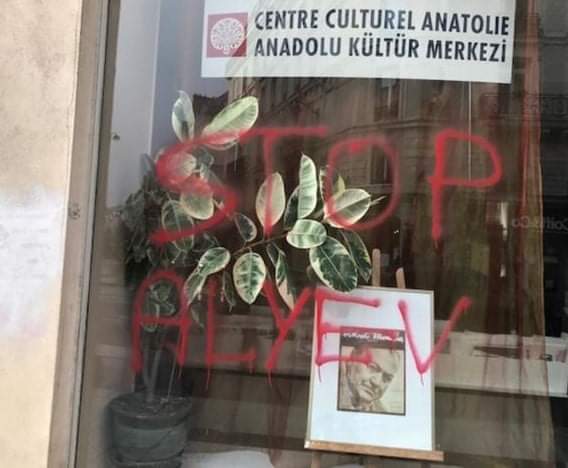 « Centre Culturel Anatolie » a été taguée, ainsi que son voisin d'en face (!)