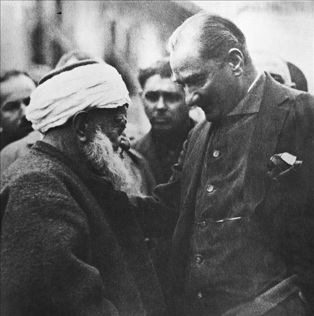 LE PRÉSIDENT MUSTAFA KEMAL ATATURK (DROITE) A RENCONTRE LE MUFTI ABDURRAHMAN KAMIL EFENDI (GAUCHE), L'UN DES PREMIERS SOUTIENS DE LA LUTTE NATIONALE, LORS DE SA VISITE À AMASYA.