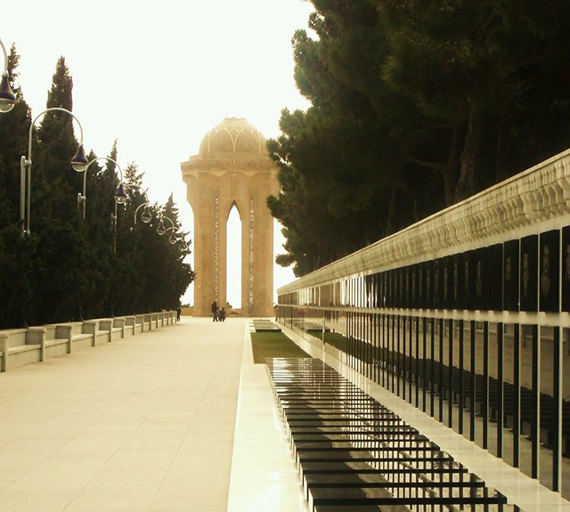 Vue de l'allée des martyrs, vers le mémorial éternel de flamme, à Bakou, l'Azerbaïdjan