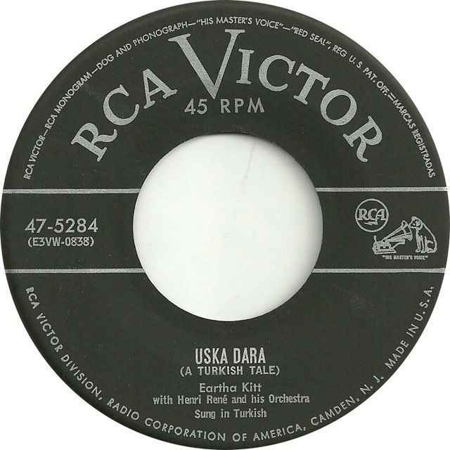 Eartha Kitt chante en turc  &quot;Üsküdara Giderken&quot;, &quot; En allant à Üsküdar &quot;