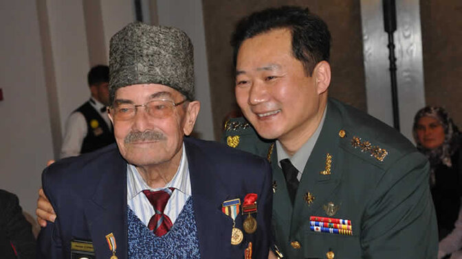 Vétéran Turc de la guerre de Corée et le Colonel Jooseong Han