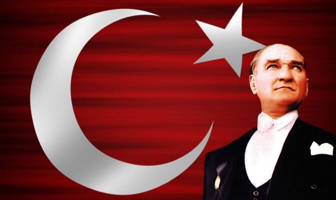 Mustafa Kemal Atatürk sous le drapeau Turc