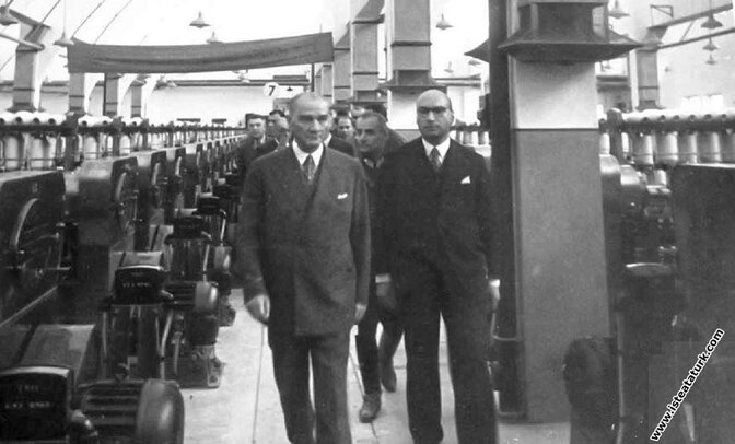 Atatürk en visite à l'usine de Nazilli