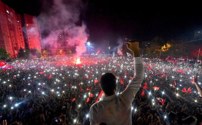 Ekrem Imamoğlu devant la foule de lecteur