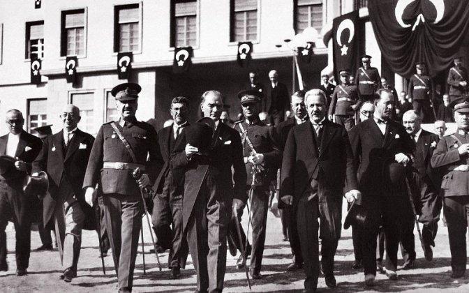 Gazi Mustafa Kemal ATATÜRK lors de la cérémonie d'ouverture du quartier général de l'état-major général, achevé en 1930.