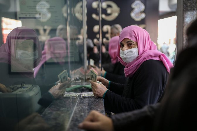Une dame devant le bureau d'échange pour échanger ses dollars américain à Istanbul