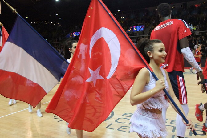 Drapeaux France Turquie face à la rencontre entre Besiktas et la SIG