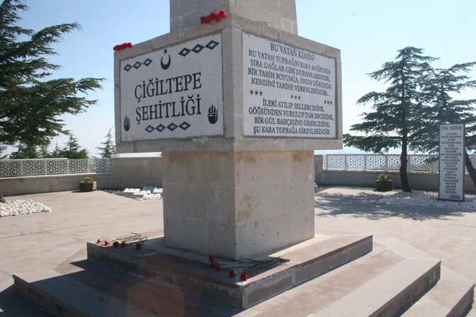la stèle du cimetière militaire qui porte le nom de « Reşat Bey »