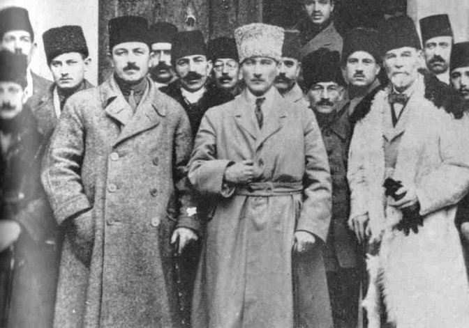 Rauf (Orbay), Mustafa Kemal (Atatürk), et Ahmet Rüstem (Bilinski) au Congrès de Sivas en 1919