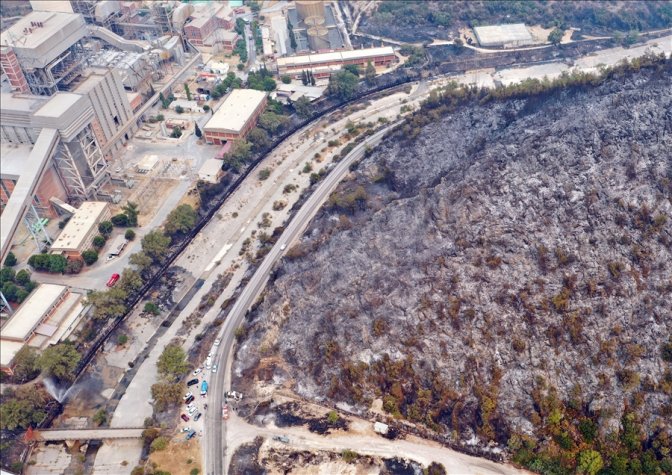 Incendie qui a atteint le bord d'une centrale électrique dans la province de Mugla, dans le sud-ouest de la Turquie
