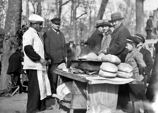 Un fabricant de boulettes de viande mobile à Beykoz Meadow, 1930