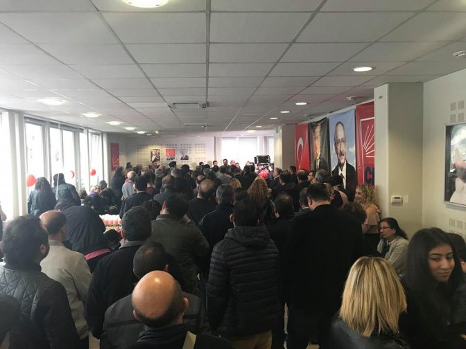 Les turcs devant Tekin Bingöl à Strasbourg