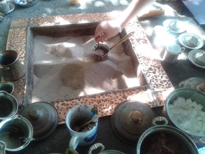 Un café turc cuit au sable chaud.. nouvelle tendance.