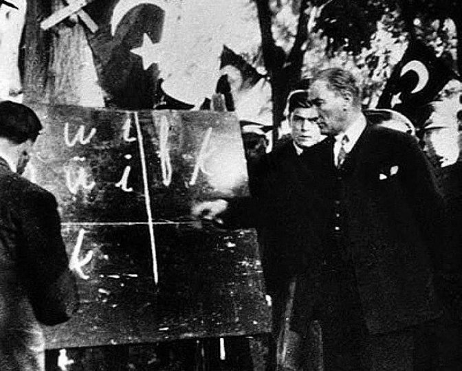 Mustafa Kemal apprend aux Turcs le nouvel alphabet latin.