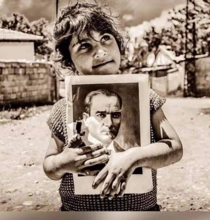 Un enfant tenant le portrait d'Atatürk