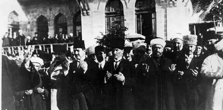 Atatürk devant la première Assemblée Nationale à Ankara entrain de prier