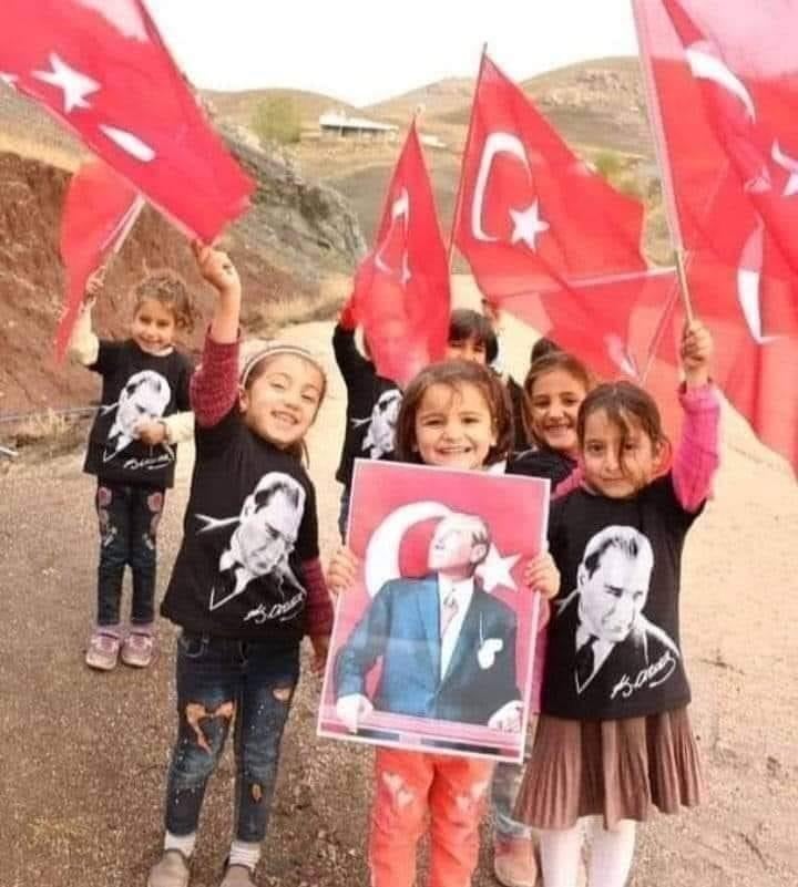 Un enfant tenant le portrait d'Atatürk