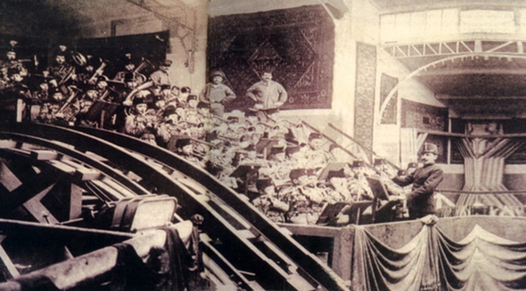 L'image date du jour de l'ouverture de Tünel à Istanbul Beyoglu