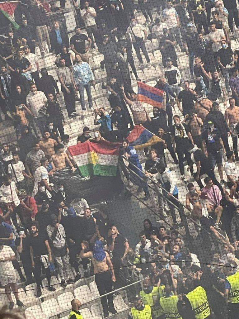 Drapeaux du PKK et de l'Arménie déployaient lors du match face Galatasaray (0-0), en Ligue Europa, le 30 septembre 