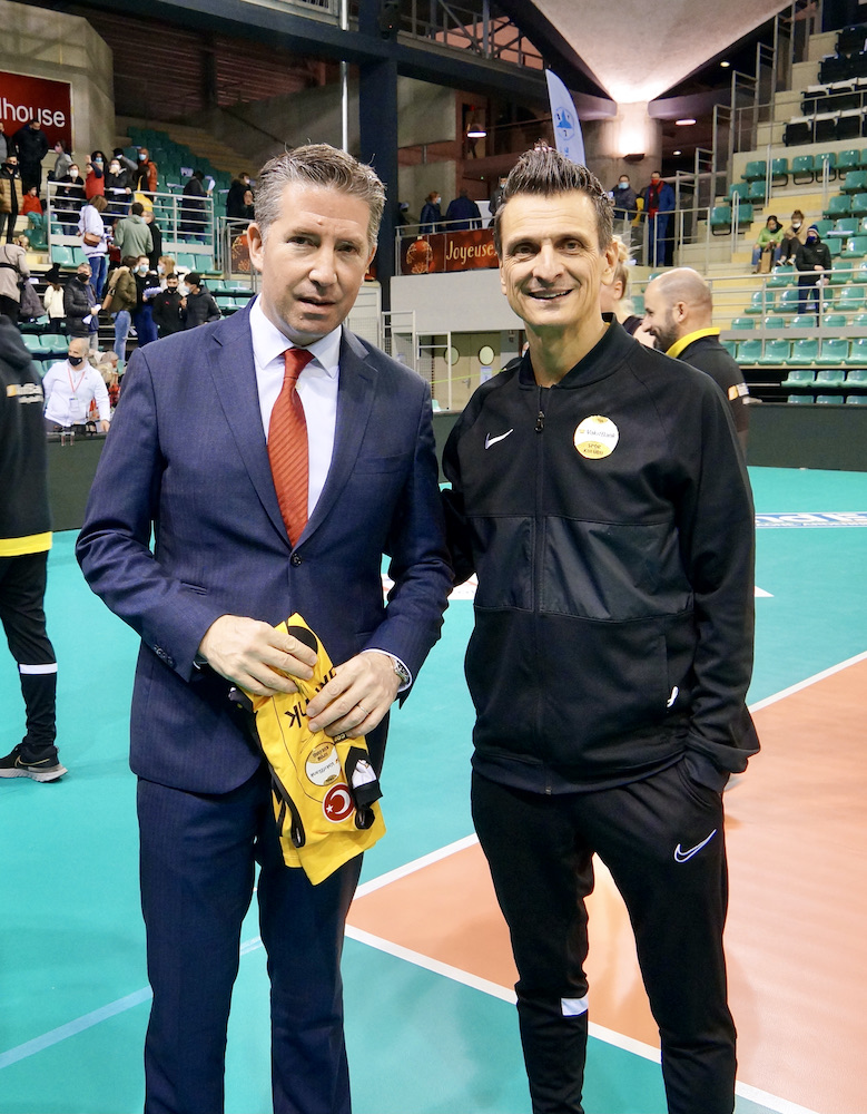 L'Ambassadeur de Turquie de France Ali Onaner et l'entraineur de l'équipe VakifBank Giovanni Guidetti