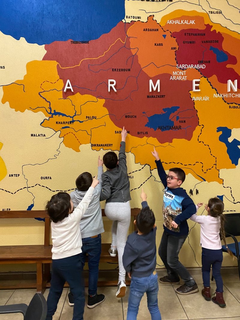 Une photo du mur a l'intérieur de la Maison de la Culture Armenienne â Decines Lyon, avec des jeunes enfants armeniens