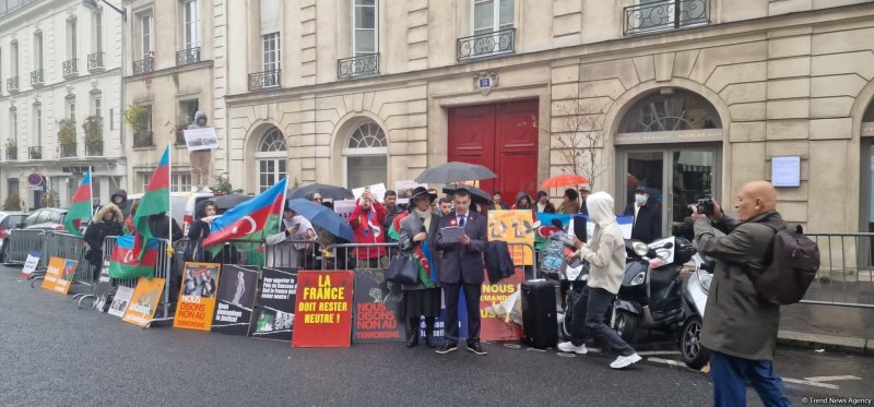 Manifestation des Français azerbaïdjanais devant le Sénat