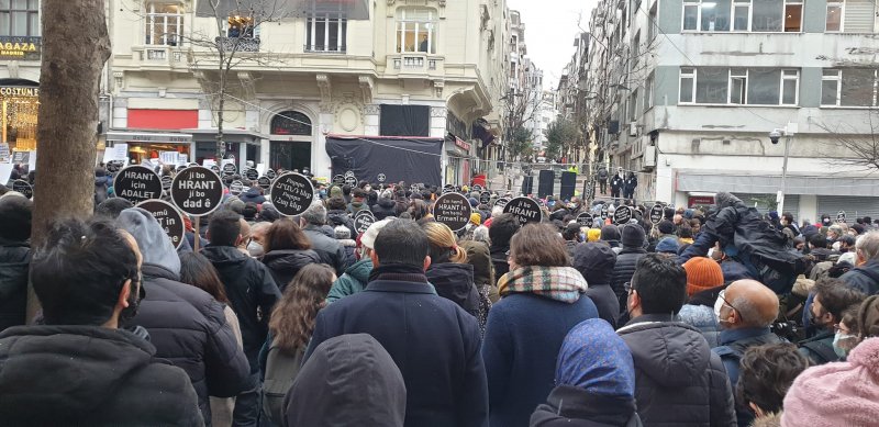 Commémorations de Hrank Dink devant le journal Agos à Istanbul