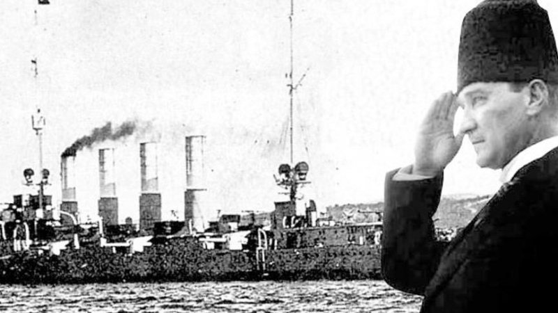 Mustafa Kemal Atatürk arrivant au port de Samsun en Turquie le 19 mai 1919