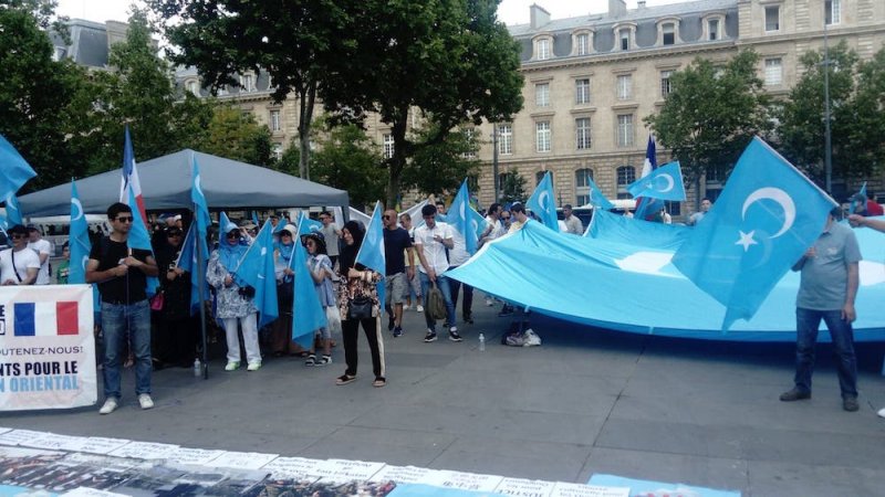 une manifestation revendicative et informatisé a été organisée par la communauté ouïgours de France