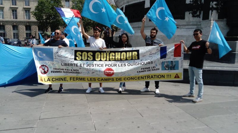une manifestation revendicative et informatisé a été organisée par la communauté ouïgoure de France