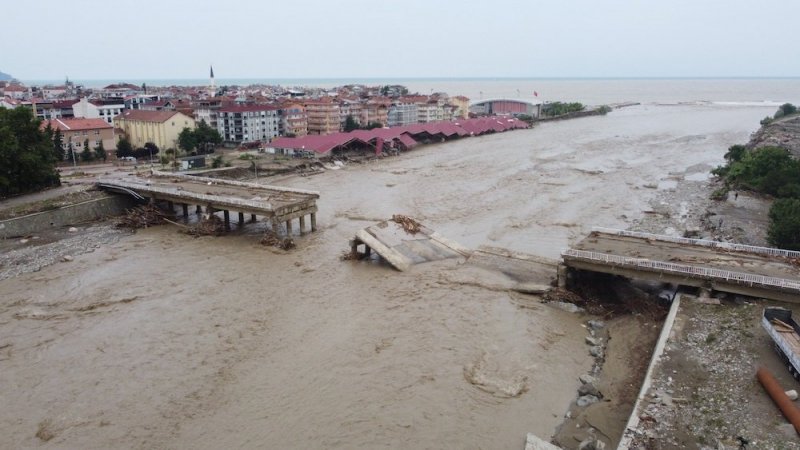 Suite à des pluies torrentielles le pond a cédé en Turquie