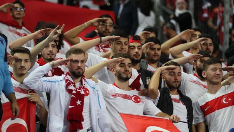Salut militaire des supporters turcs