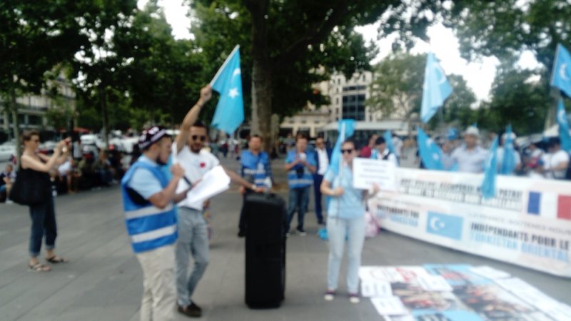 une manifestation revendicative et informatisé a été organisée par la communauté ouïgours de France