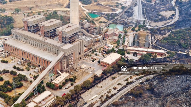 Incendie qui a atteint le bord d'une centrale électrique dans la province de Mugla, dans le sud-ouest de la Turquie