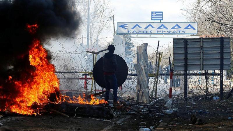 La police grecque s'efforçait de repousser avec des grenades lacrymogènes des milliers de migrants qui tentaient de franchir la frontière