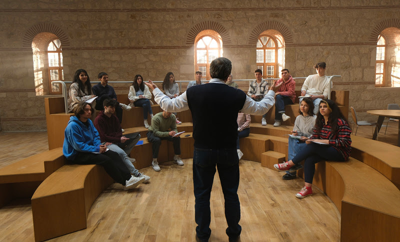 Un cours présenté devant des élèves de la bibliothèque Rami