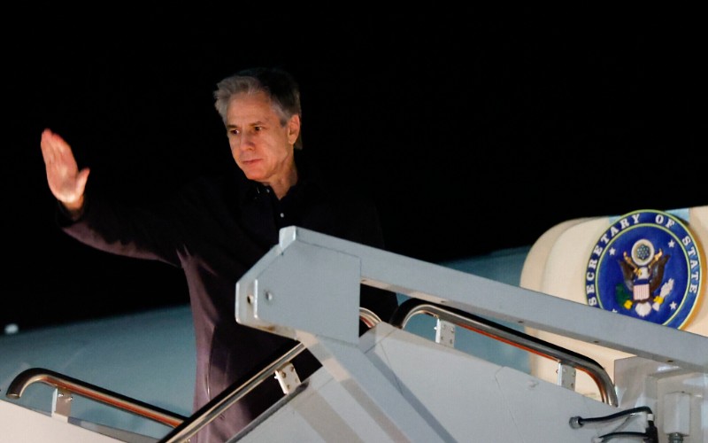 Le secrétaire d'État américain Antony Blinken salue avant de monter à bord d'un avion à la base commune d'Andrews