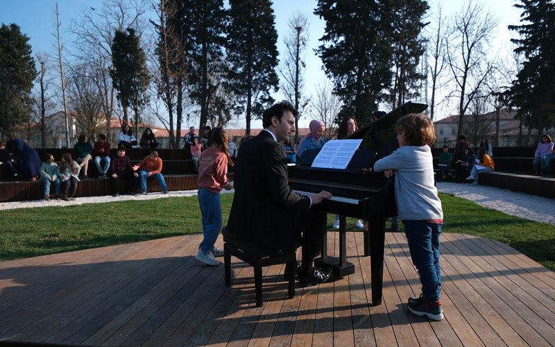 Un pianiste en pleine air à la bibliothèque Rami