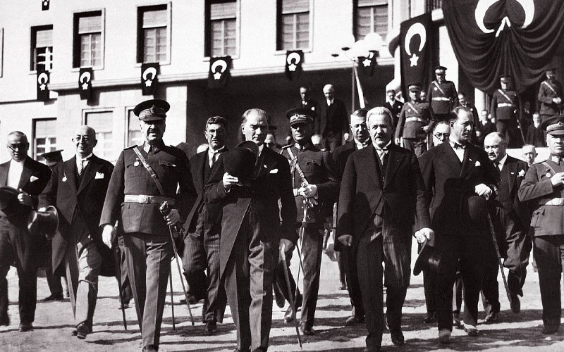 Gazi Mustafa Kemal ATATÜRK lors de la cérémonie d'ouverture du quartier général de l'état-major général, achevé en 1930.