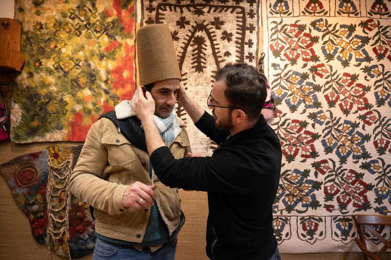 Ashmi Benmehidi, un musicien français, essaie son premier sikke. dans l'atelier de Yunus Girgic.