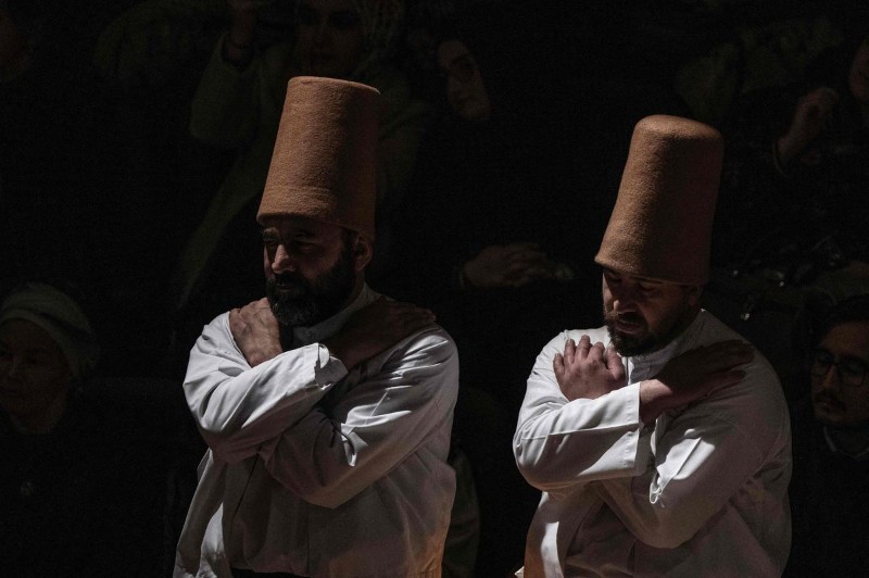 Des derviches tourneurs exécutent le rituel sema dans le cadre de la célébration du 750ᵉ anniversaire de la mort de Mevlana Jalaluddin Rumi, le père du soufisme.