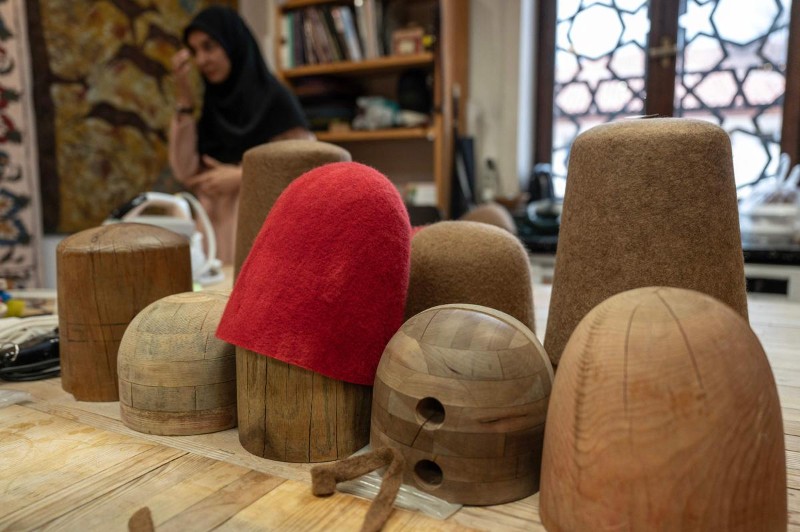 Chaque sikke est unique, façonné selon les mesures du client. Mais la hauteur, 26 à 27 centimètres, reste la même.