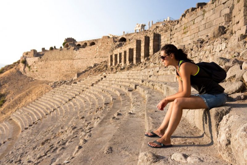 Un touriste à la cité antique de Pergame