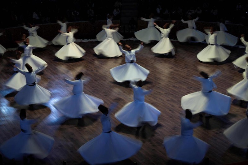 Des derviches tourneurs exécutent le rituel sema dans le cadre de la célébration du 750ᵉ anniversaire de la mort de Mevlana Jalaluddin Rumi, le père du soufisme.