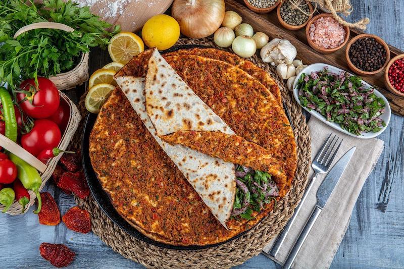 Lahmacun la pizza turque
