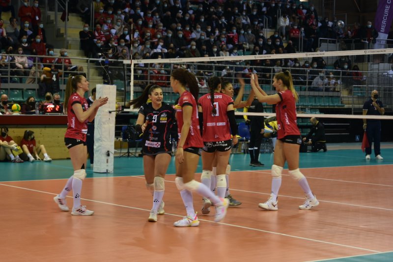L'équipe féminine de volley-ball de VakıfBank a battu la représentante de la France ASPTT Mulhouse