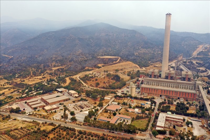 Incendie qui a atteint le bord d'une centrale électrique dans la province de Mugla, dans le sud-ouest de la Turquie