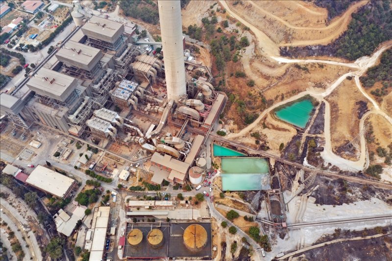 Incendie qui a atteint le bord d'une centrale électrique dans la province de Mugla, dans le sud-ouest de la Turquie